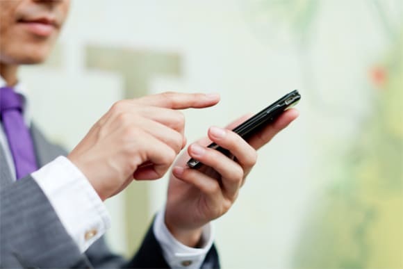 スマホ操作男性
