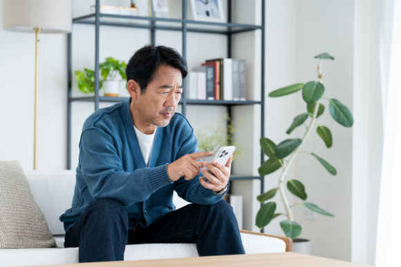 スマホを確認する男性